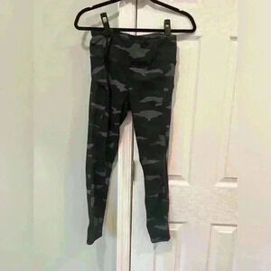 Athleta Small Women’s 7/8 Black Camo Tight with zipper pockets